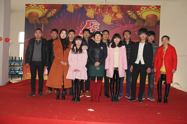 总经理曹群与2015年年会职工演员合影02.jpg 总经理曹群与2015年年会职工演员合影02.jpg