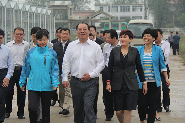 公司总经理曹群陪同阜阳市委于勇书记考察工作.jpg