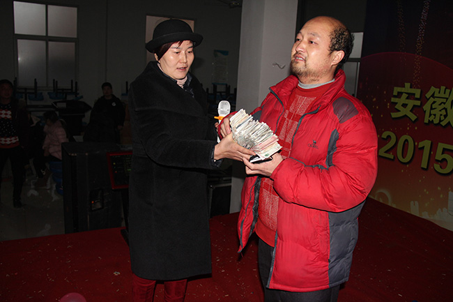 安徽豹子头服饰总经理曹群将全体职工捐助的现金交到受助职工手中.jpg