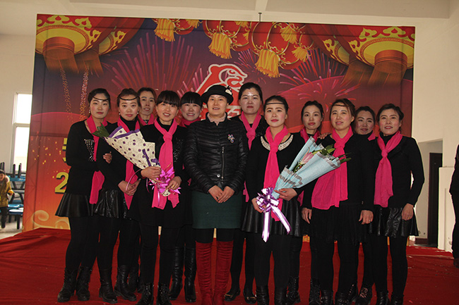 总经理曹群与2015年年会职工演员合影.jpg 总经理曹群与2015年年会职工演员合影.jpg