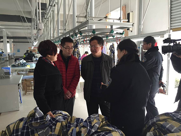 阜阳市开发区安监局对安徽豹子头服饰公司进行安全检查.jpg 阜阳市开发区安监局对安徽豹子头服饰公司进行安全检查.jpg
