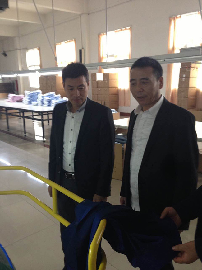 公司董事长张光荣先生陪同报喜鸟董事长参观公司生产.jpg