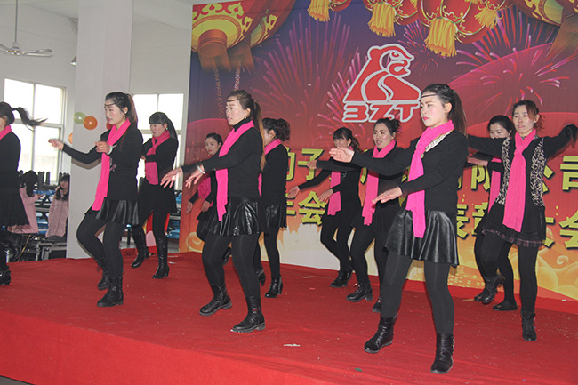 安徽豹子头服饰2015年会职工舞蹈表演.jpg 安徽豹子头服饰2015年会职工舞蹈表演.jpg