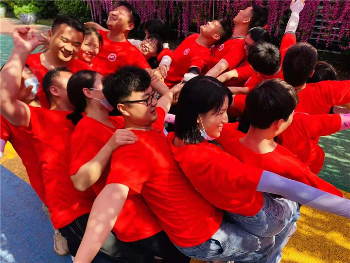 豹子头服饰拓展训练队员充满喜悦03.jpg