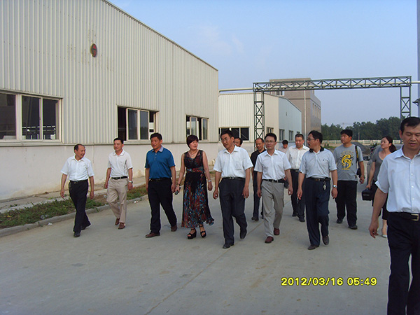 宋卫平书记一行到安徽豹子头服饰公司视察工作.jpg 宋卫平书记一行到安徽豹子头服饰公司视察工作.jpg